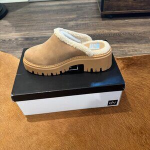 Dolce Vita Gracelyn light tan clogs